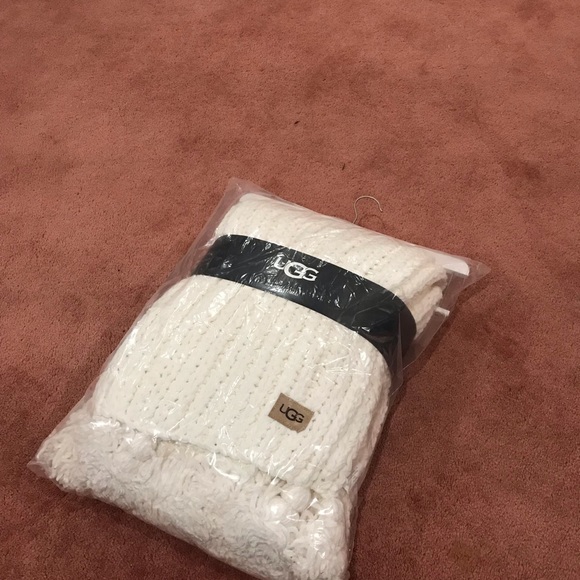 UGG brand new throw still in plastic wrap - Picture 2 of 12